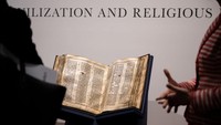 Alkitab tertua ini akan menjadi dokumen sejarah paling berharga yang muncul dalam pelelangan. Foto: Getty Images/Alexi Rosenfeld