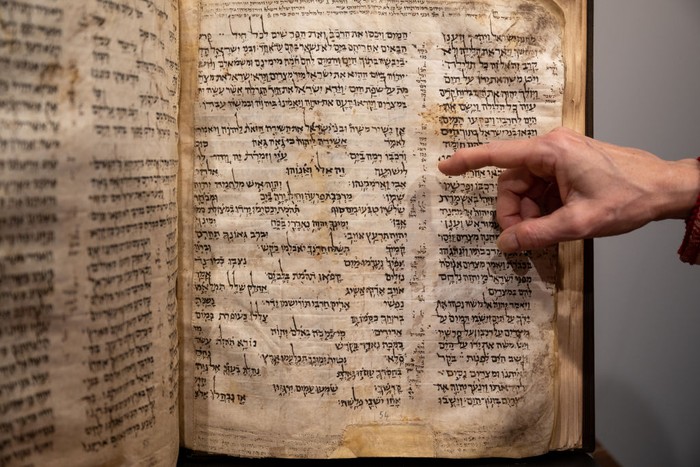 Penampakan Alkitab Ibrani Tertua Dipajang di New York NEW YORK, NEW YORK - MAY 08: People view The Codex Sassoon while on display during a press preview at Sotheby's on May 08, 2023 in New York City. The codex is the oldest surviving Hebrew Bible or Tanakh as its used today in contrast to the dead sea scrolls which are older but the books are in separate scrolls. The Book is approximately 1000 years old and is estimated to be auctioned at 30-50 Million dollars and that would make it the most valuable historical document to appear in auction. (Photo by Alexi Rosenfeld/Getty Images)