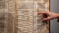 Ini penampakan Alkitab Ibrani atau disebut dengan Tanakh tertua yang masih ada sampai saat ini. Foto: Getty Images/Alexi Rosenfeld