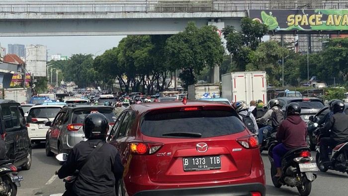 Penampakan Kemacetan Lalu Lintas di TB Simatupang Arah Fatmawati Pagi Ini