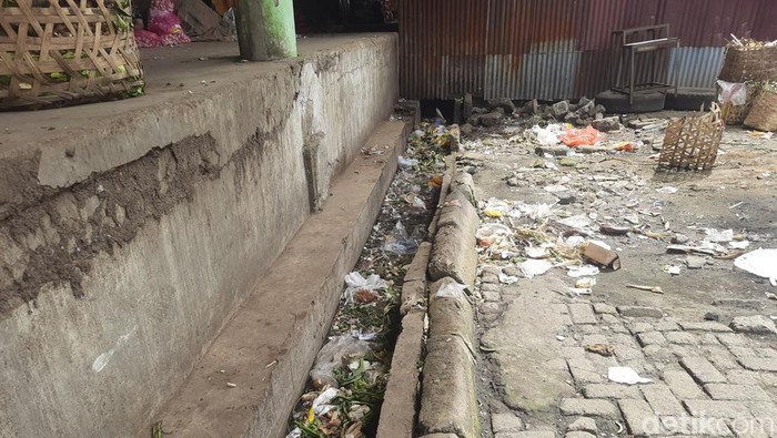 Penampakan selokan tempat pedagang Pasar Induk Laucih Medan membuang cabai. (Raja Malo Sinaga/detikSumut)