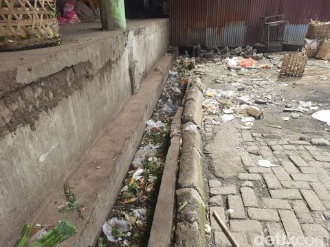 Penampakan selokan tempat pedagang Pasar Induk Laucih Medan membuang cabai. (Raja Malo Sinaga/detikSumut)