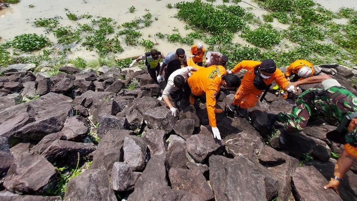Proses evakuasi mayat di waduk PLTA Mrica, Banjarnegara.