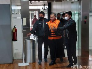 Pengacara Lukas Enembe Ditahan KPK, Toga Advokat Tertutup Baju Tahanan