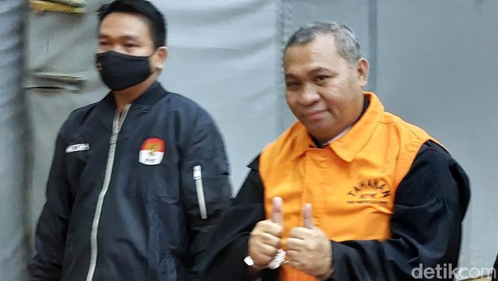 Pengacara Lukas Enembe Roy Rening memakai baju tahanan KPK