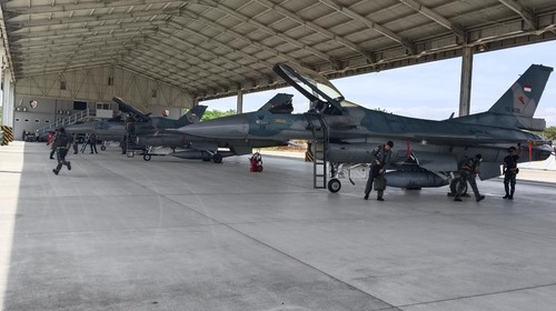 Tiga pesawat tempur F-16 milik Angkatan Udara saat tiba di lapangan terbang Lanud El Tari Kupang, NTT.