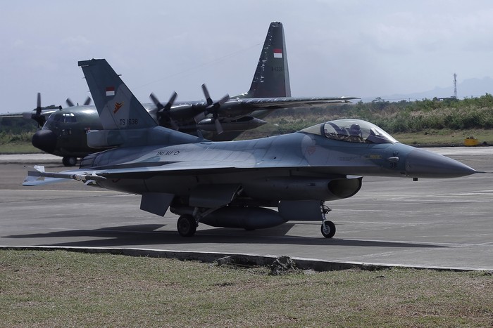 Pesawat jet tempur F-16 Fighting Falcon TNI AU disiagakan untuk amankan KTT ASEAN 2023 di Labuan Bajo.