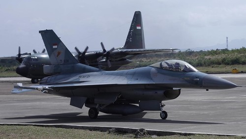 Pesawat jet tempur F-16 Fighting Falcon TNI AU disiagakan untuk amankan KTT ASEAN 2023 di Labuan Bajo.