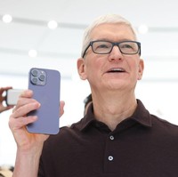 Berpakaian kasual sudah menjadi ciri khas pria 63 tahun ini, seperti mantan atasannya, mendiang pendiri Apple Steve Jobs. Hampir di setiap Apple Event yang digelar untuk memperkenalkan produk terbaru Apple, Tim memakai polo shirt atau kaus berwarna netral yang dibungkus jaket, atau sesekali kemeja. (Foto: Getty Images/Justin Sullivan)