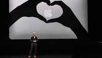 Namun, meski saat ini berhasil menghindari PHK, posisi Apple juga tetap goyah karena kondisi ekonomi makro yang tidak stabil. Bahkan kabarnya produsen iPhone itu harus membatalkan peluncuran beberapa produk yang prioritasnya rendah agar bisa mengerahkan anggaran riset dan pengembangannya untuk produk lain yang lebih penting. Getty Images/Stephanie Keith