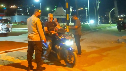 Personel Polri berjaga di Bandara Komodo Labuan Bajo, NTT.