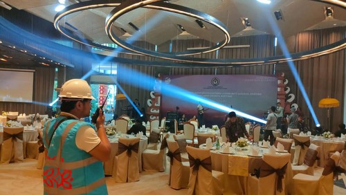 Petugas PT PLN (Persero) ketika melakukan pengamanan pasokan listrik selama side event 29th ASEAN Socio-Cultural Community (ASCC) Council Meeting di Hotel Sofitel Nusa Dua, Bali pada beberapa waktu lalu.