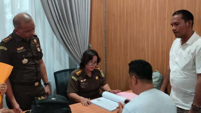Polda Sumut saat menyerahkan Mukmin Mulyadi ke Kejari Medan. (Dok Polda Sumut)