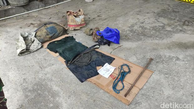 Polisi amankan barang bukti kasus pemilik depot air isi ulang di Semarang, Irwan Hutagalung (53), tewas dimutilasi dan dicor di tokonya. Foto diambil Selasa (9/5/2023).
