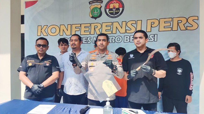 Polisi menangkap begal yang kerap beraksi di wilayah Kabupaten Bekasi.