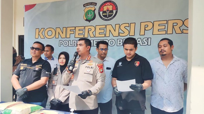 Polisi menangkap suami yang membunuh istrinya di Bekasi.