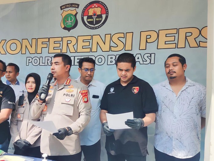 Polisi menangkap suami yang membunuh istrinya di Bekasi.