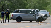 Mobil sport abu-abu menerobos lampu merah dan menabrak beberapa orang sekitar pukul 8.30 pagi di Brownsville, kota perbatasan di ujung paling selatan negara bagian Texas, kata juru bicara polisi setempat Martin Sandoval.  