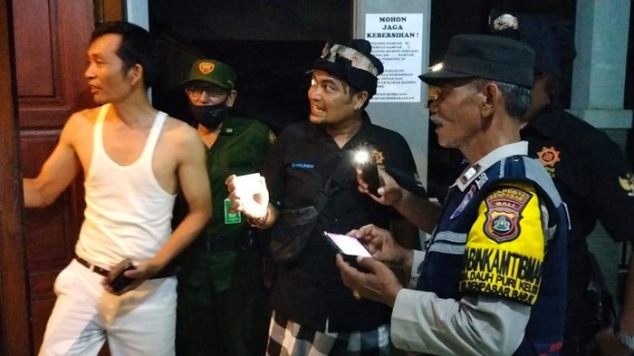 Polsek Denpasar Barat melakukan sidak ke sejumlah kos-kosan dan memeriksa KTP pendatang atau penduduk di luar Bali.