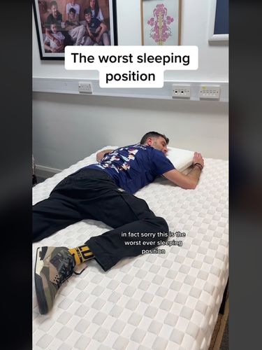 Posisi tidur paling buruk.