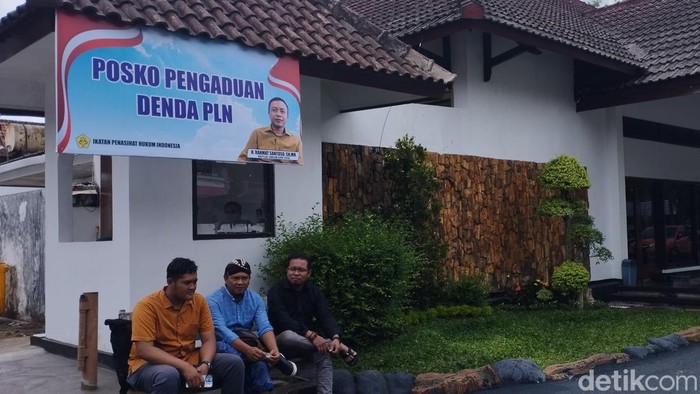 Posko Pengaduan Denda PLN di Wisma Moeradi Blitar