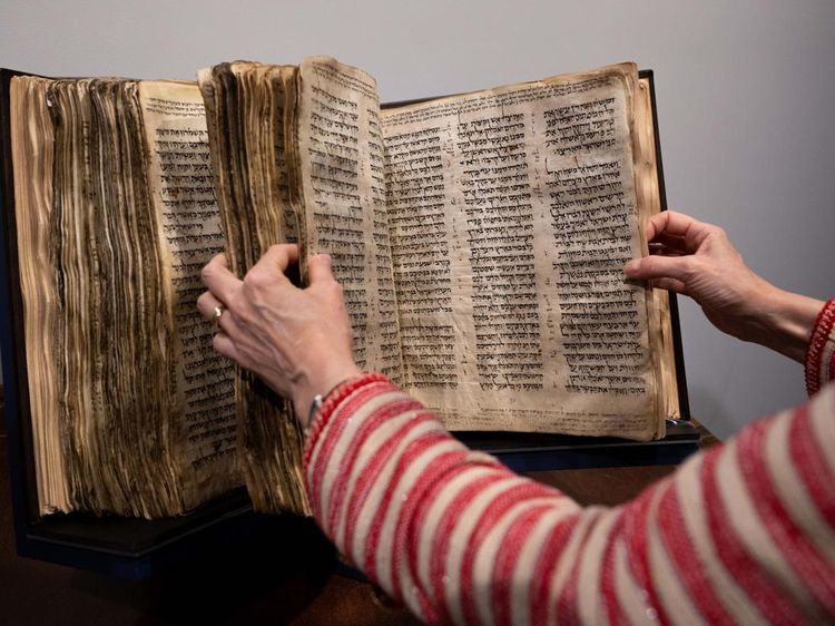 Potret Alkitab Ibrani Tertua di Dunia Mau Dilelang, Harganya Fantastis!