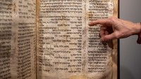 Spesialis teks Yahudi di rumah lelang Sothebys, Sharon Mintz, mengatakan penanggalan karbon dan analisis lainnya menunjukkan bahwa Codex Sassoon ditulis sekitar tahun 900.  