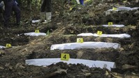 Sedikitnya 20 jenazah ditemukan di kuburan massal tersebut.  