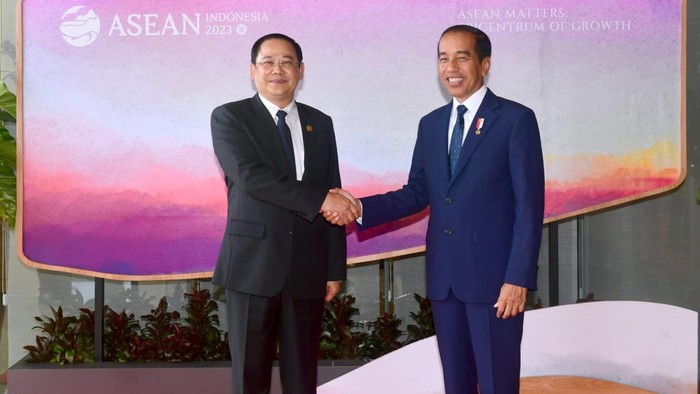 Presiden Joko Widodo gelar pertemuan bilateral dengan Perdana Menteri (PM) Laos, Sonexay Siphandone di Hotel Meruorah, Labuan Bajo, Kabupaten Manggarai Barat, NTT, Selasa (9/5/2023).