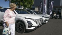 Seorang pelanggan melihat kendaraan Chery Automobile Co. Omoda 5 di sebuah dealer di Sydney, Australia, pada Kamis(4/5/2023).  