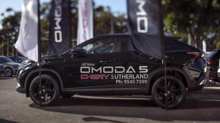 Produsen China Banjiri Australia dengan Mobil Murah, Ini Wujudnya Chery Automobile Co. Omoda 5 vehicles at a dealership in Sydney, Australia, on Thursday, May 4, 2023. Chery is the latest Chinese carmaker trying to win over Australians with gasoline-powered SUVs pitched at the lower end of the market. Photographer: Brent Lewin/Bloomberg via Getty Images