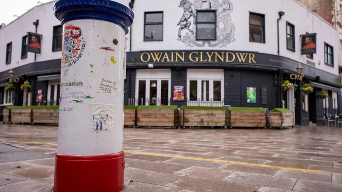 Kotak pos yang berada di depan pub Owain Glyndwr terdapat banyak coretan. Coretan tersebut sebagai bentuk protes pada penobatan raja Charles III.