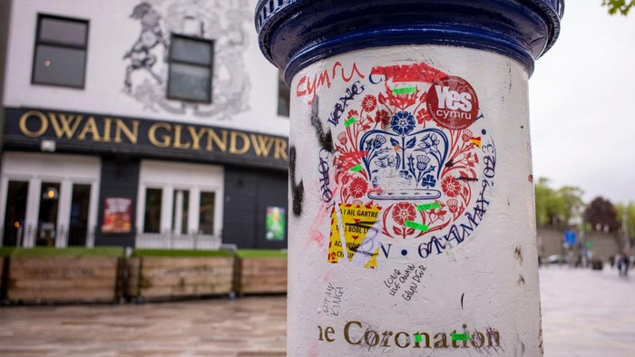 Protes Penobatan Raja Charles, Kotak Pos di Cardiff Jadi Tempat Coretan Kotak pos yang berada di depan pub Owain Glyndwr terdapat banyak coretan. Coretan tersebut sebagai bentuk protes pada penobatan raja Charles III.
