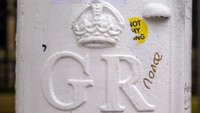 Dekorasi tersebut untuk menandai penobatan Raja charles III.  
