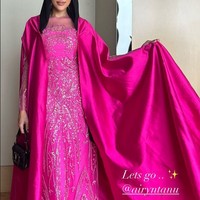 Dalam acara Meet & Greet, Sheikha sendiri tampil menawan dengan busana fuschia. Ia memakai gaun ramai payet dengan aksen jubah yang ekstravagan.Foto: Instagram