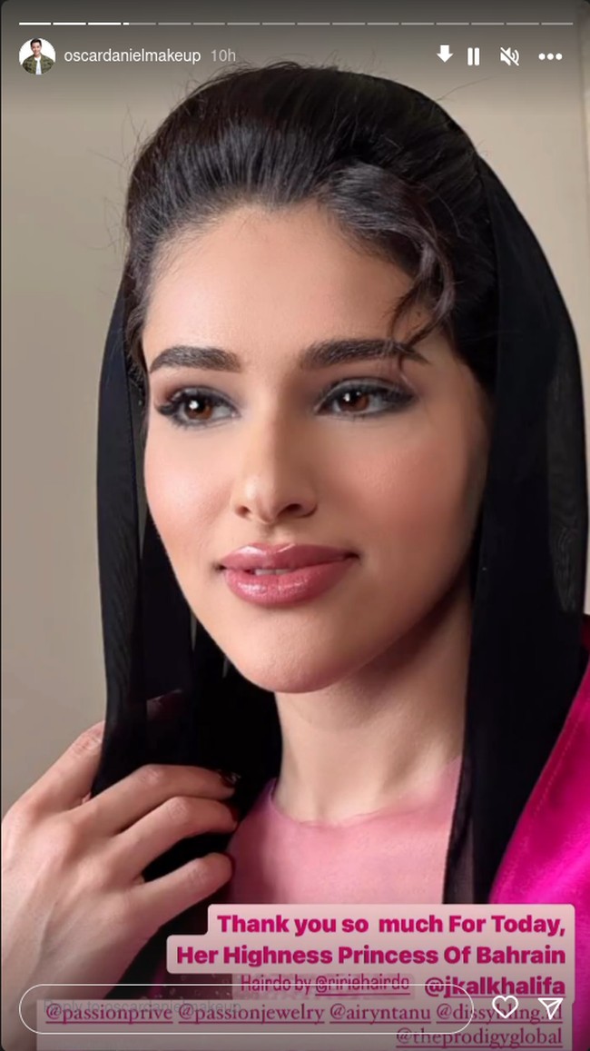 Wanita 29 tahun tersebut tampil modest dengan kerudung hitam. Sedangkan untuk riasan, makeup mata ‘smokey’ yang ringan menambah kecantikan sang bangsawan.Foto: Instagram