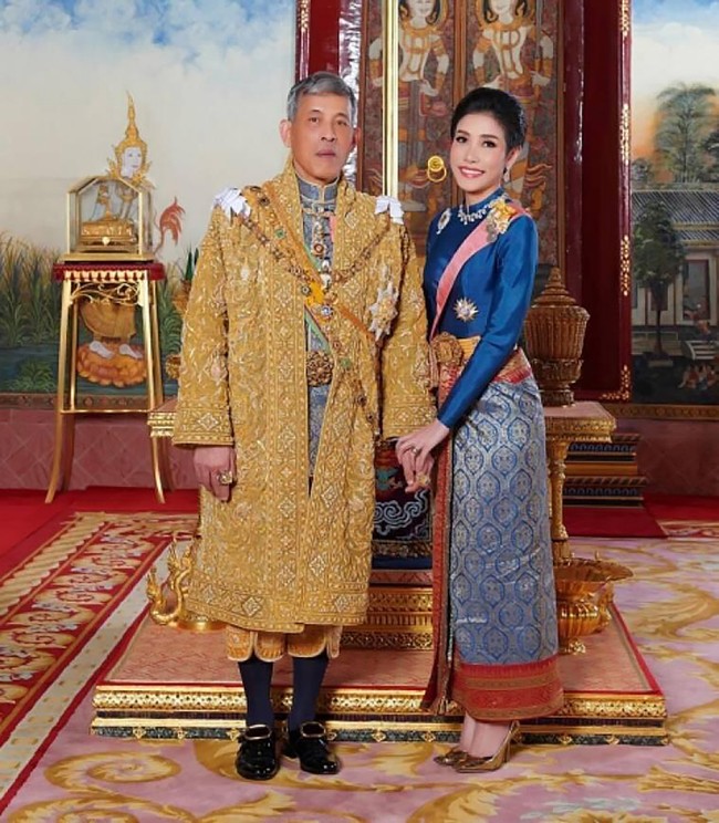 Busana yang serupa juga pernah menemani penampilan Sineenatra Wongvajirabhakdi yang disebut-sebut sebagai salah satu selirnya. (Foto: Thailand Royal Office via AP)