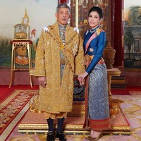 Busana yang serupa juga pernah menemani penampilan Sineenatra Wongvajirabhakdi yang disebut-sebut sebagai salah satu selirnya. (Foto: Thailand Royal Office via AP)