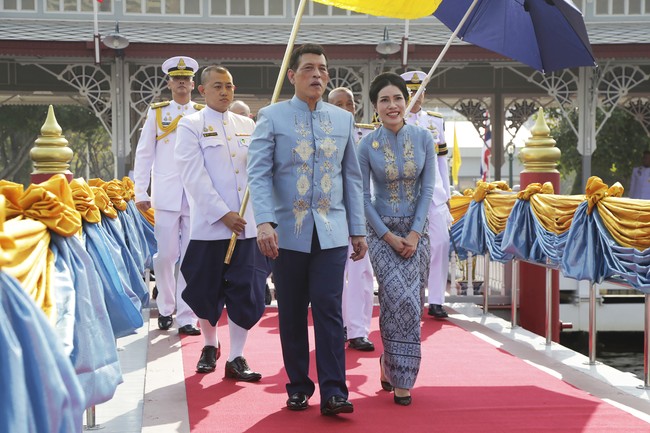 Warna biru pastel tampaknya disukai pula oleh Sineenatra Wongvajirabhakdi. Raja bahkan memakai busana senada saat menghadiri perayaan ulang tahun Sineenatra pada Januari 2021 lalu.  (Foto: AP Photo)