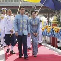 Warna biru pastel tampaknya disukai pula oleh Sineenatra Wongvajirabhakdi. Raja bahkan memakai busana senada saat menghadiri perayaan ulang tahun Sineenatra pada Januari 2021 lalu.  (Foto: AP Photo)
