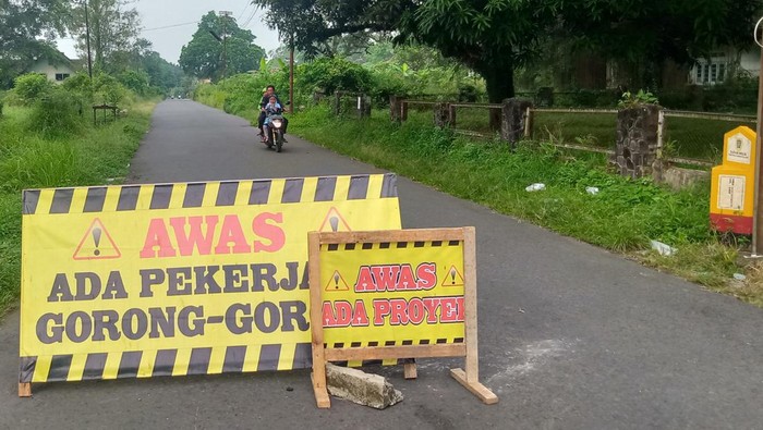 Rambu penutupan jalan ke kawasan pabrik gula Delanggu, Selasa (9/5/2023).