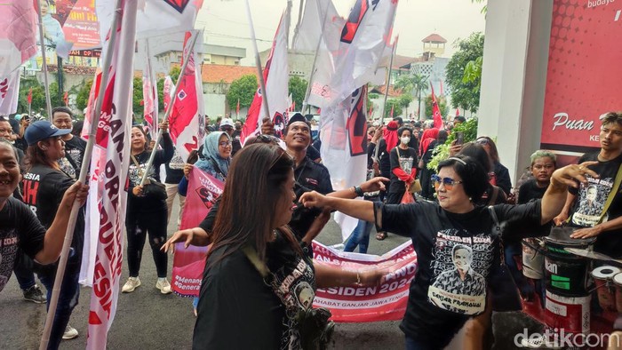 Relawan Sahabat Ganjar mendatangi Kantor DPD PDIP Jateng di Semarang untuk menyerahkan KTP dukungan Ganjar Pranowo capres 2024, Selasa (9/5/2023).