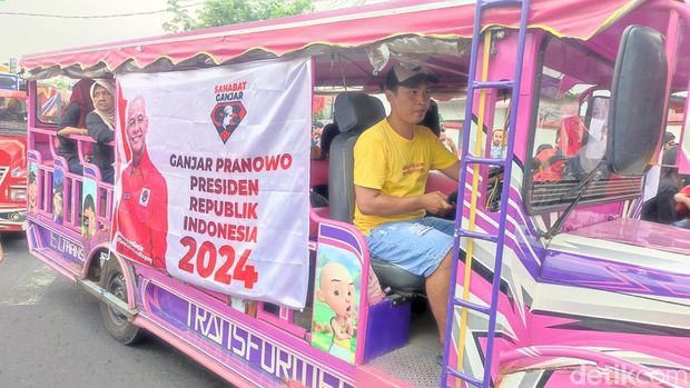 Relawan Sahabat Ganjar mendatangi Kantor DPD PDIP Jateng di Semarang untuk menyerahkan KTP dukungan Ganjar Pranowo capres 2024, Selasa (9/5/2023).