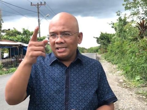 Ronny Reynaldo Situmorang saat meninjau proyek jalan di Simalungun. (Foto: Istimewa)