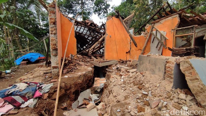 Rumah ambruk di Ciamis.