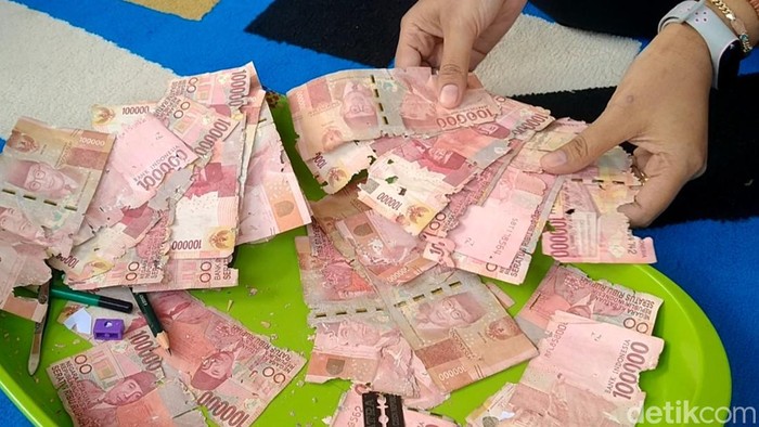 Rustini (53) dan Anizah (28) warga Kecamatan Sragi, Kabupaten Pekalongan, pemilik uang jutaan rupiah yang rusak saat ditemui di rumahnya, Selasa (9/5/2023).