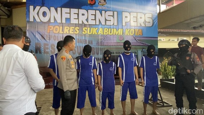 S (kedua dari kiri) dan FA (ketiga dari kiri) kakak beradik pengedar narkoba