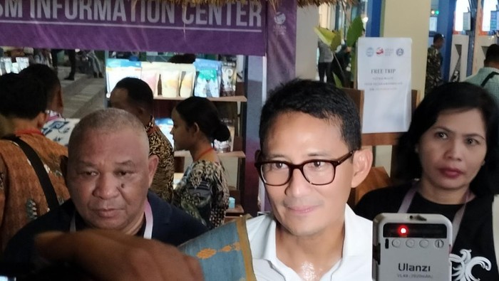 Menteri Pariwisata dan Ekonomi Kreatif (Menparekraf) Sandiaga Salahuddin Uno memberi keterangan pers usai meninjau Tourism Information Center di Kawasan Marina, Labuan Bajo, Selasa (9/5/2023). 9Ambrosius Ardin/detikBali)