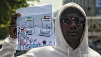 Dalam aksinya, massa membawa sejumlah atribut berupa spanduk dan poster yang berisikan tuntutan terhadap PBB dan juga dukungan untuk Sudan.  
