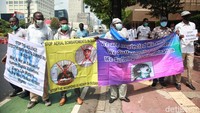 Sejumlah orang menggelar aksi damai di depan Gedung Perwakilan PBB di Jl MH Thamrin, Jakarta, Selasa (9/5/2023).  